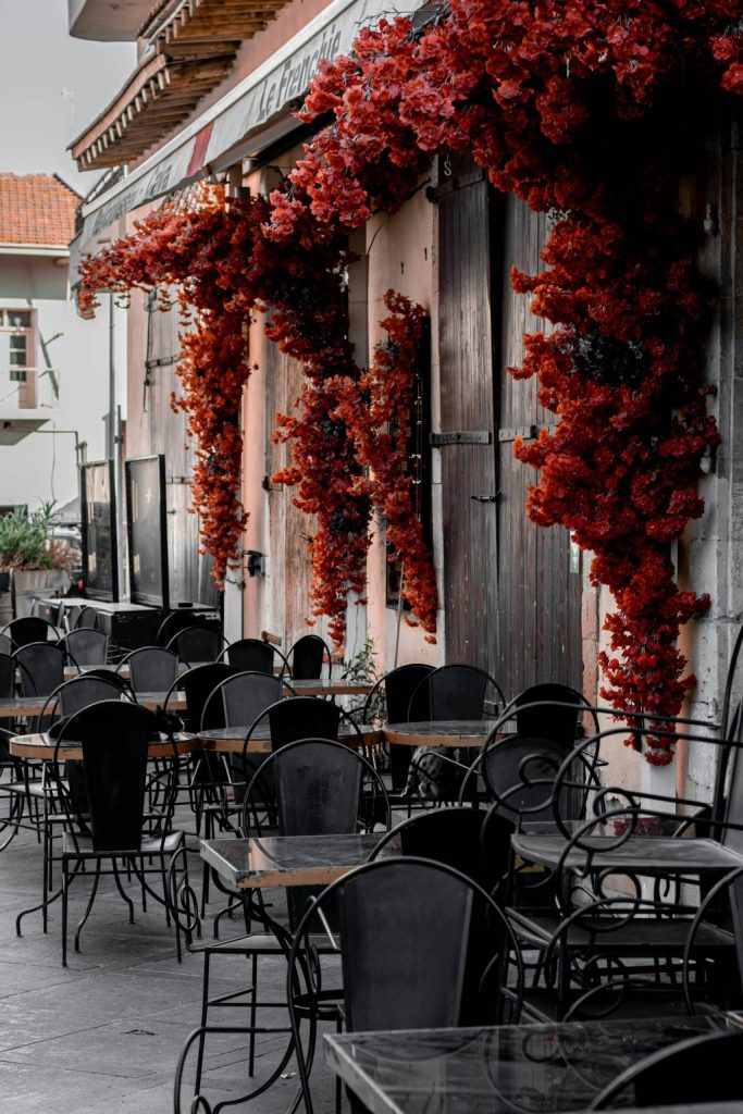 Table pour terrasse de restaurant : matériaux, styles et tendances actuelles