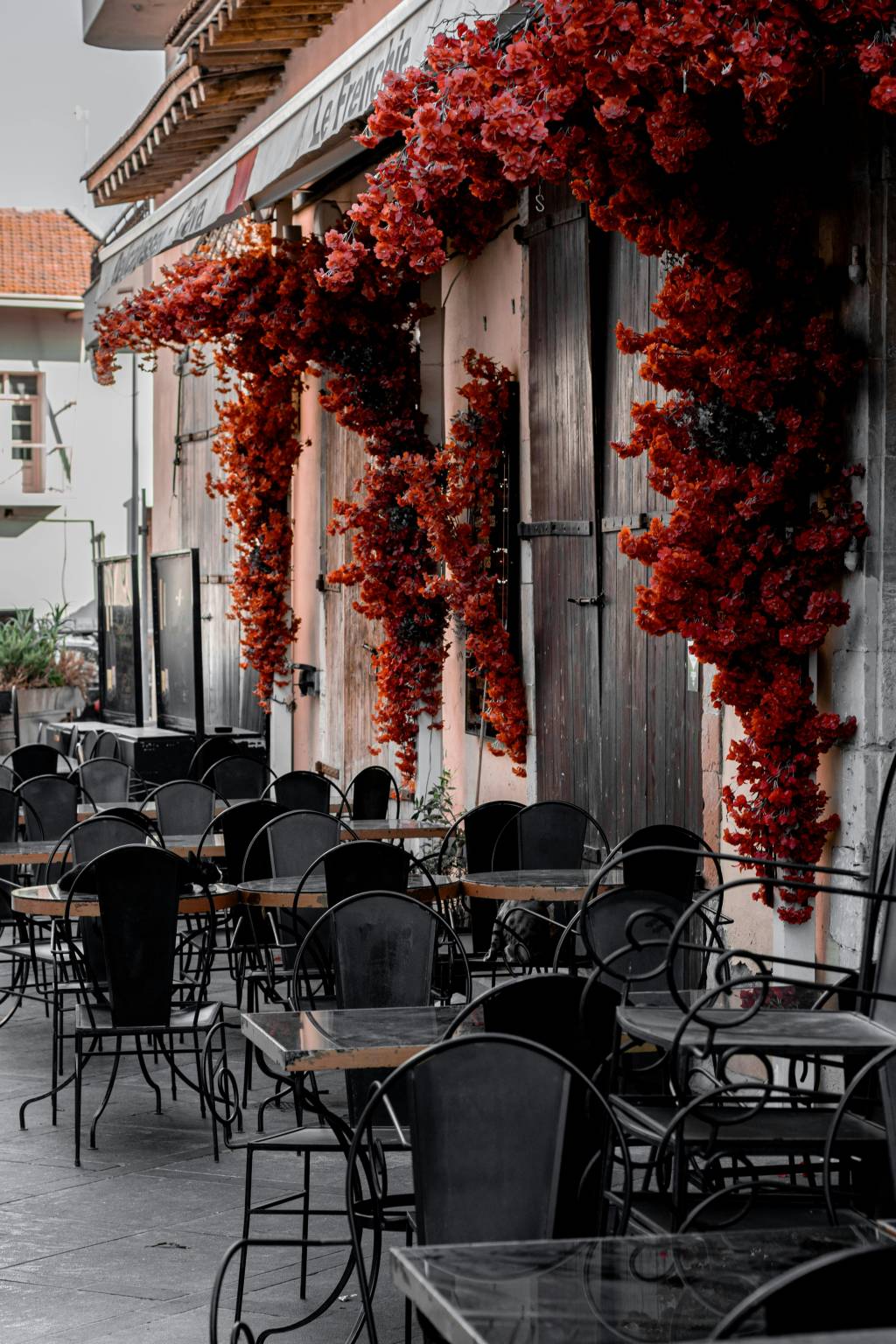 Table pour terrasse de restaurant : matériaux, styles et tendances actuelles